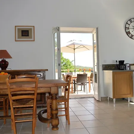 Aux Volets Bleus Chez & Sylvie Holiday home *