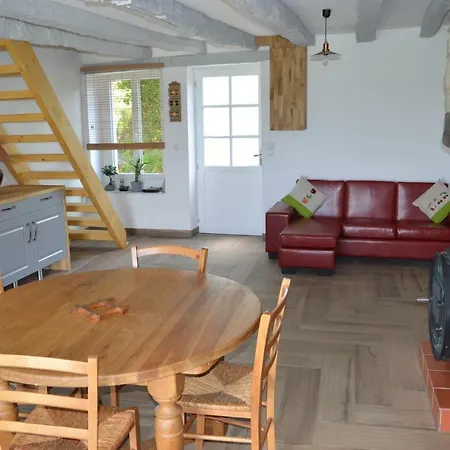 Aux Volets Bleus Chez & Sylvie Holiday home *